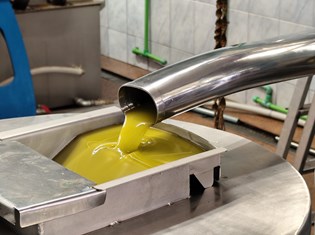 ulje stre amsline koje izlazi iz centrifuge.jpg